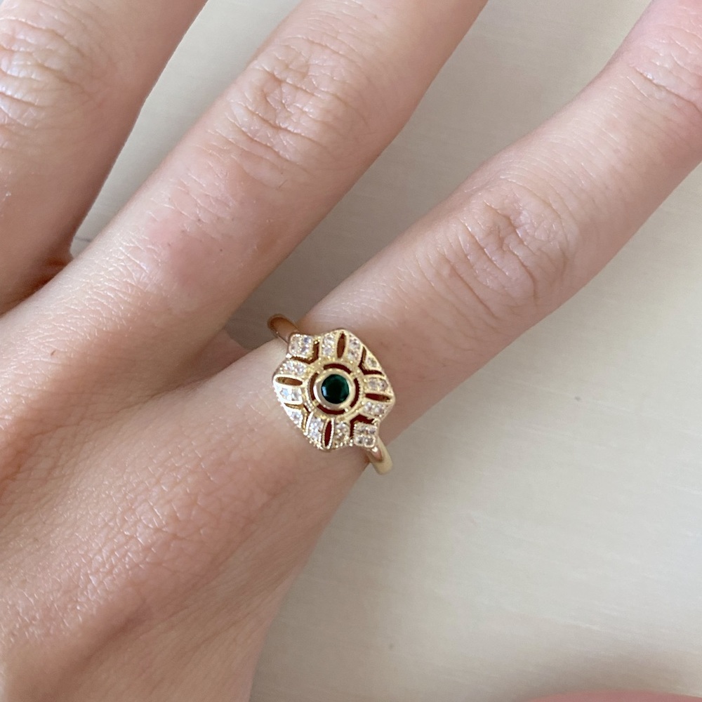 NWOT Madewell gold toned cubic zicronia ring with emerald green CZ stone